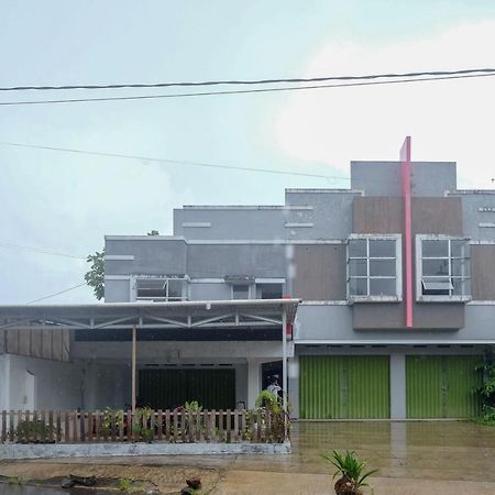 Reddoorz At Lapangan Bandara Sam Ratulangi Manado Otel Dış mekan fotoğraf
