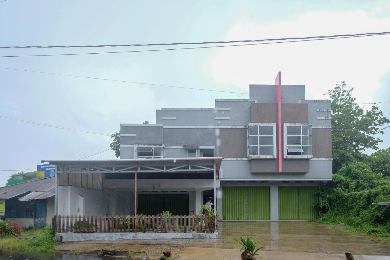 Reddoorz At Lapangan Bandara Sam Ratulangi Manado Otel Dış mekan fotoğraf