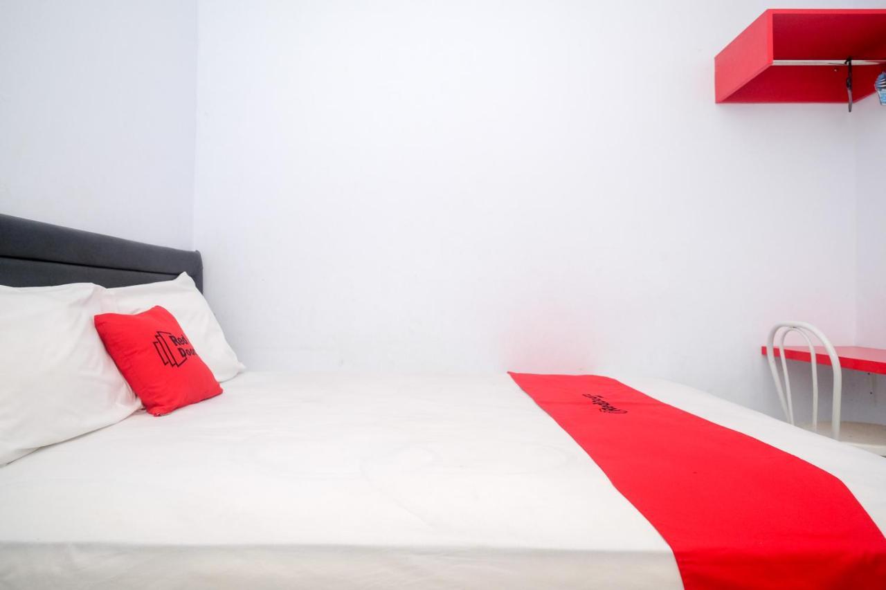 Reddoorz At Lapangan Bandara Sam Ratulangi Manado Otel Dış mekan fotoğraf